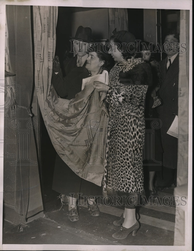 1938 Press Photo Mrs. Kinsler &amp; Miss Eva Russak look at curtains on auction - Historic Images