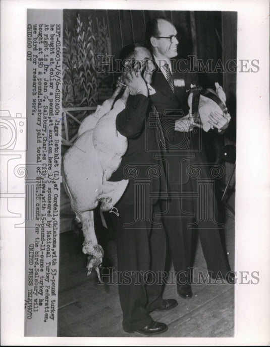 1956 Press Photo Jiggs Botchlet & Dr John Salibury with their turkeys at auction-Historic Images