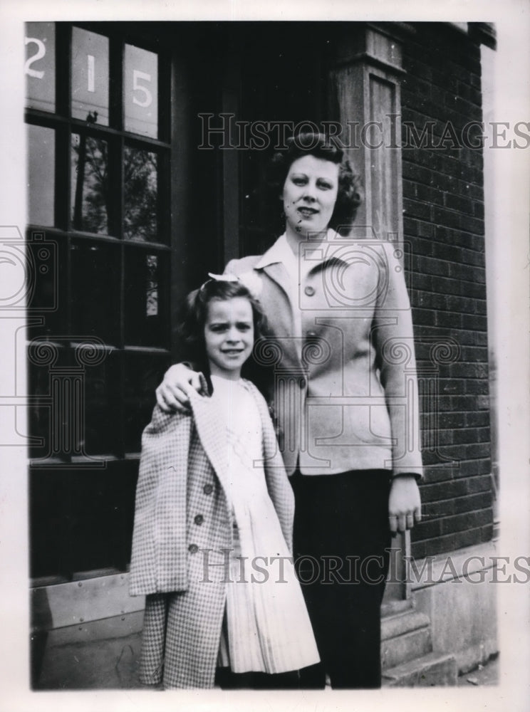 1947 Mrs Betty Lockwood and daughter Lloan hostage for robbers - Historic Images