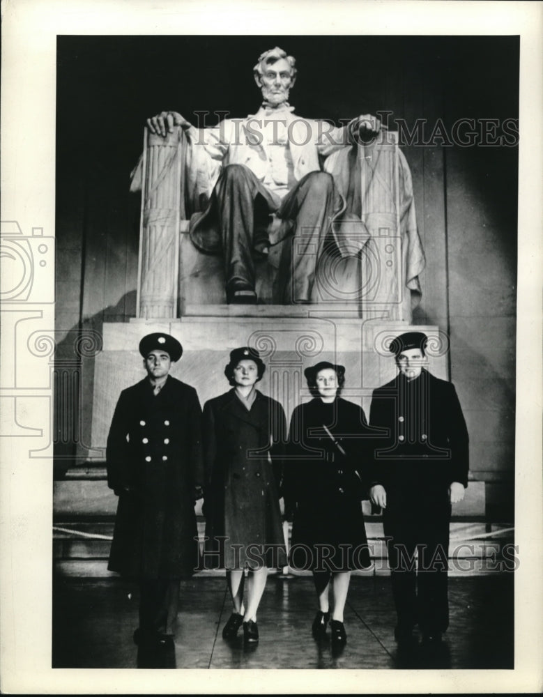 1943 Press Photo Lincoln Memorial Guides/Guards - Historic Images