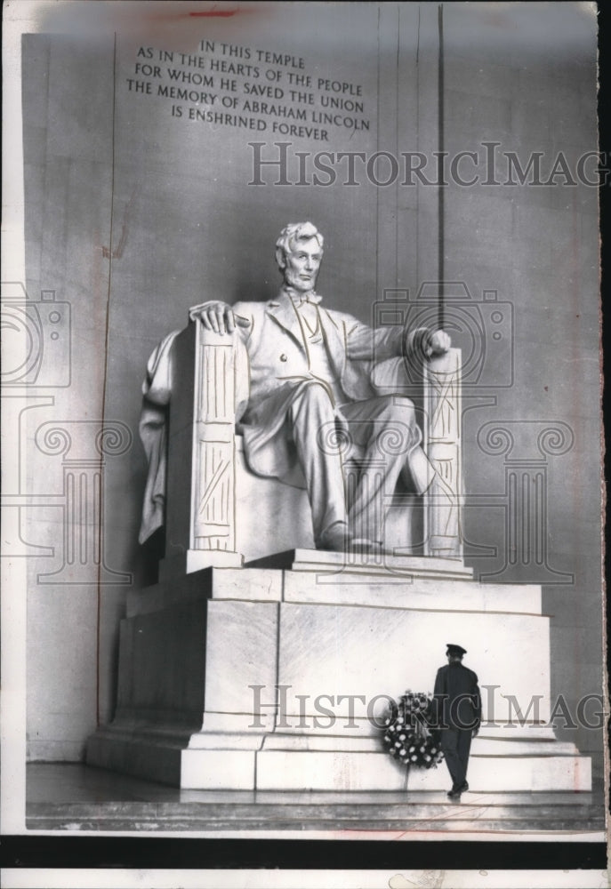 1957 Press Photo Maj Gen John G Van Houten at Lincoln Memorial - Historic Images