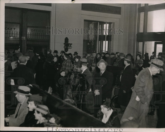 1937 Refugees flee Evansville as Ohio river continues to rise - Historic Images