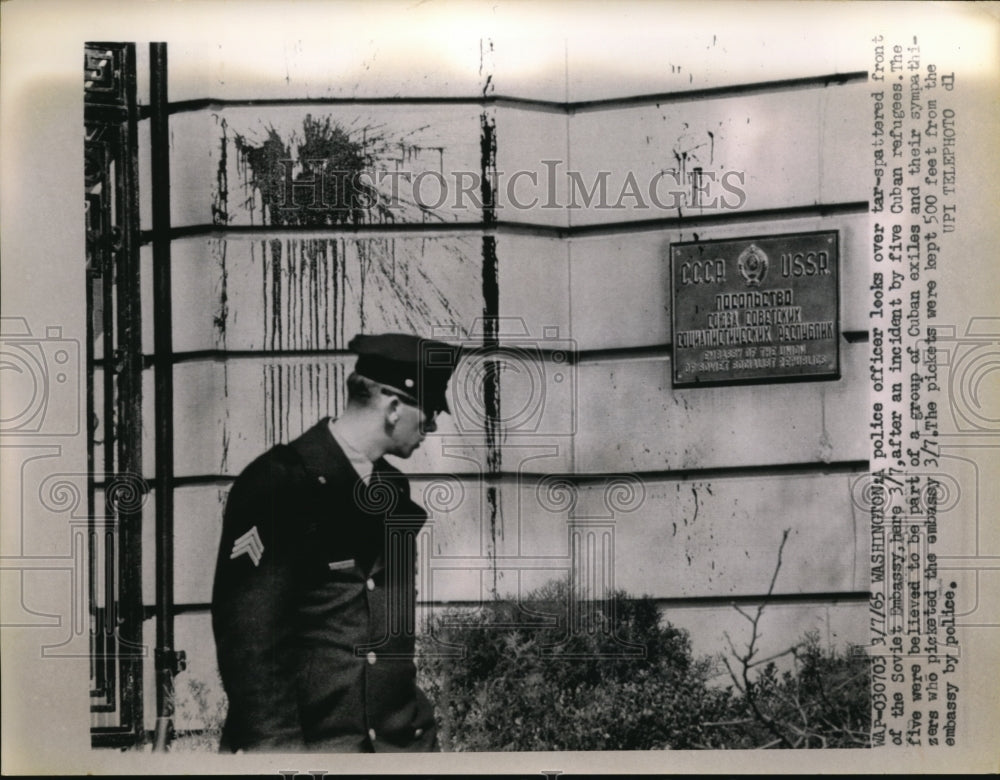 1965 Press Photo Police Officer Looks Over Tar on Soviet Embassy Wall - Historic Images