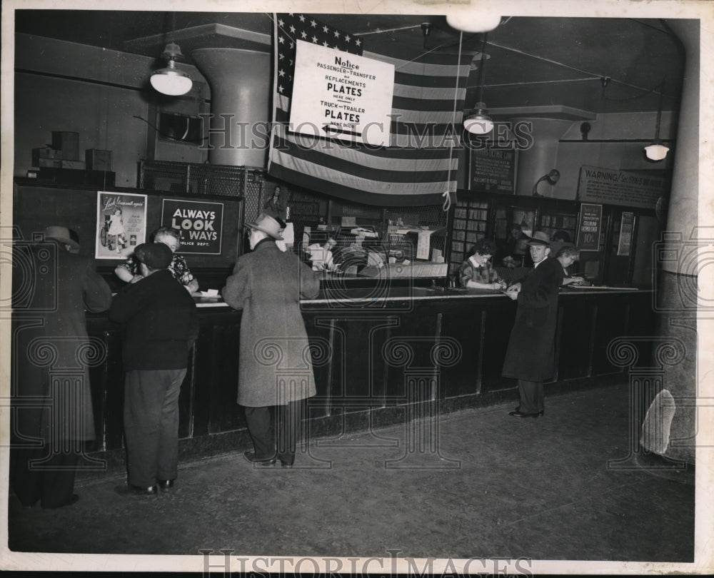 1949 Press Photo Deserted Auto License Bureau - Historic Images