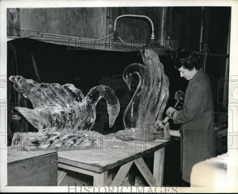 1944 Press Photo An ice sculptress at work on swan in her shop - Historic Images