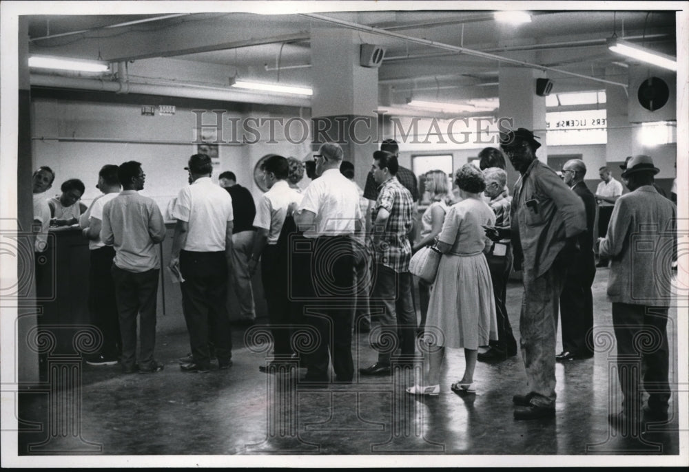 1956 Lines at Cleveland auto license bureau - Historic Images