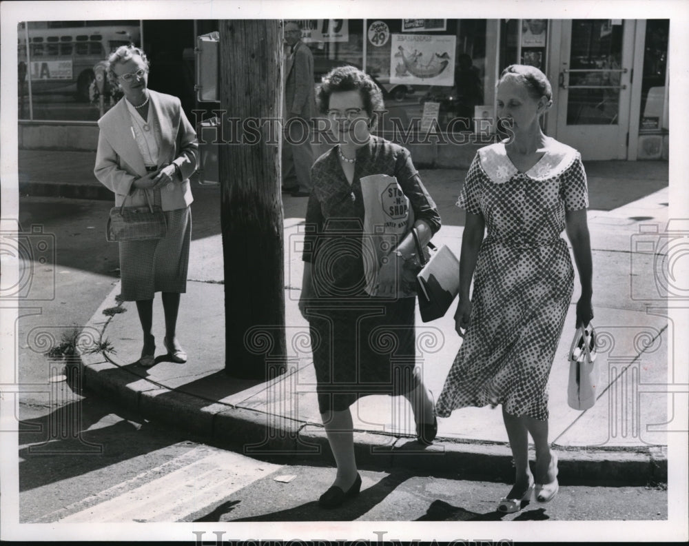 1960 Press Photo Mrs H Cumler, Mrs V Zehnder, Mrs E Grugel in Cleveland - Historic Images