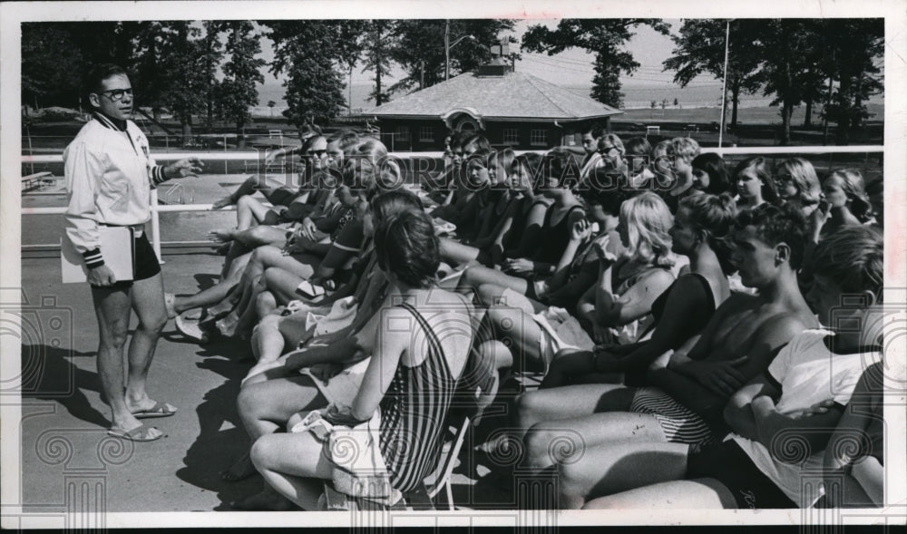 1966 Press Photo Robert M. Salisbury of Lakewood YMCA at Pool - Historic Images