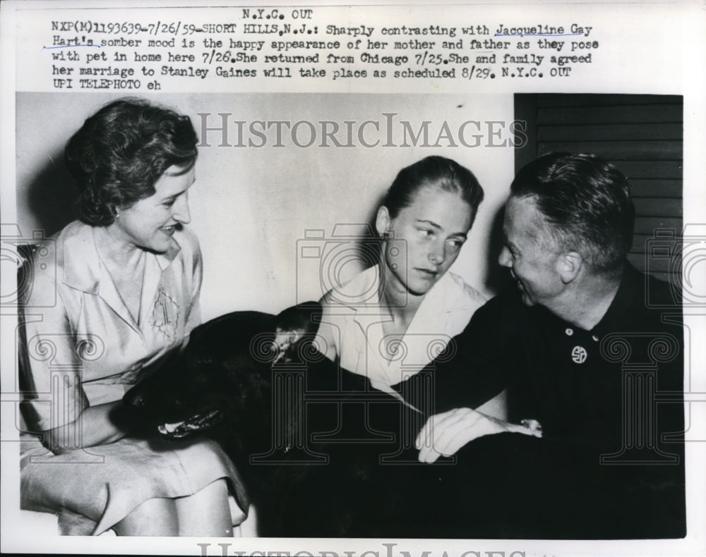 1959 Press Photo Jacqueline Gay Hart with Parents in Chicago-Historic Images