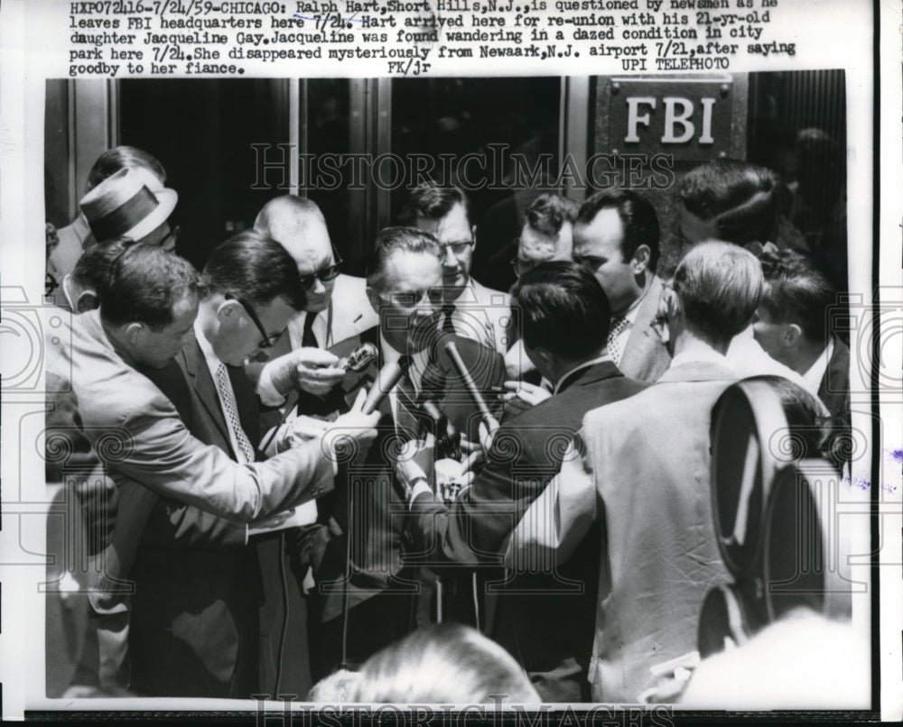 1959 Press Photo Ralph Hart Leaves FBI in Chicago After Daughter Found - Historic Images