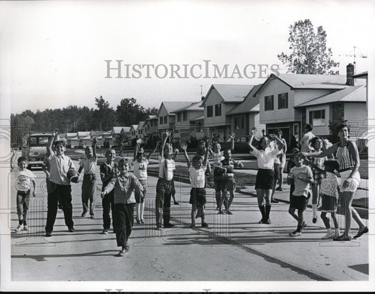 1967 Press Photo Residents of Eastland in Cleveland Ohio & leaflet drop - Historic Images