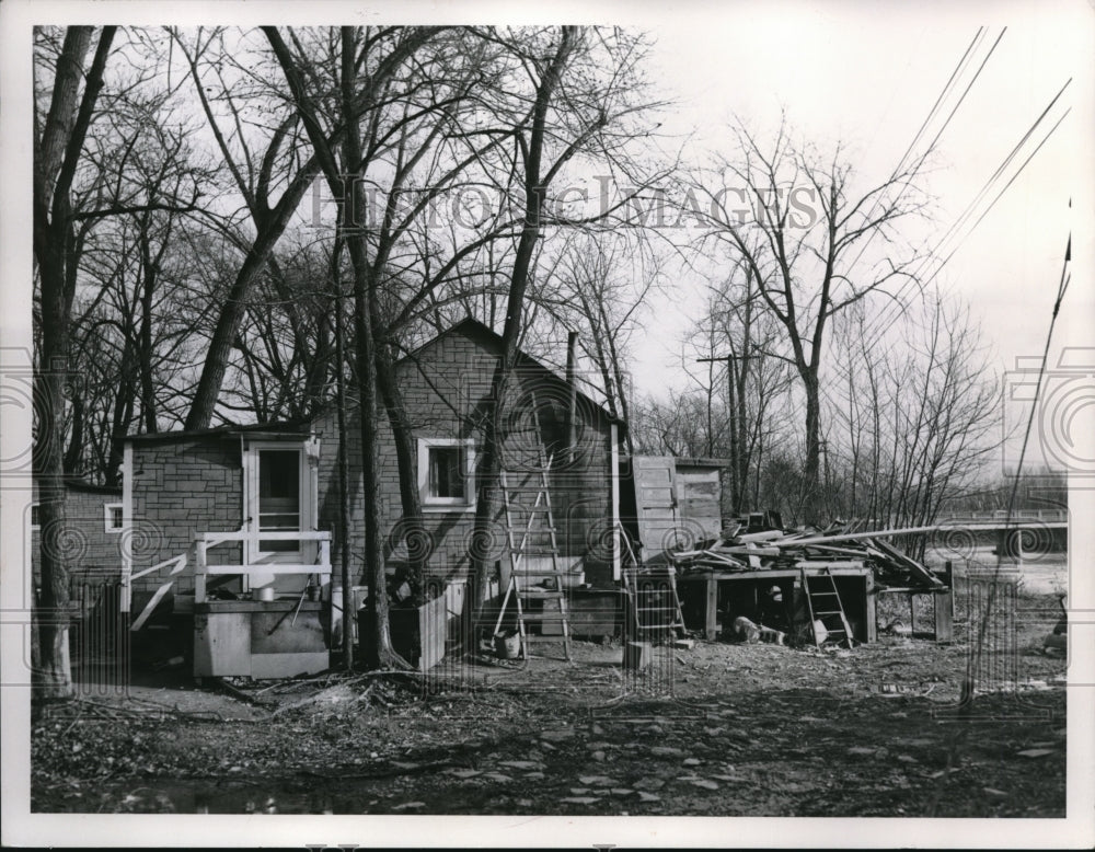 1958 Press Photo Scene on East River Road at Eastlake Ohio messy home - Historic Images