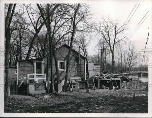 1958 Press Photo Scene on East River Road at Eastlake Ohio messy home - Historic Images