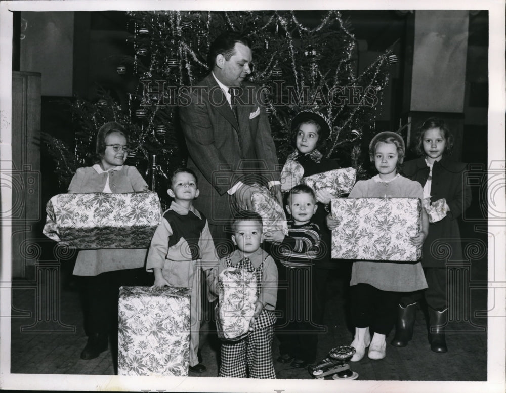 1951 Press Photo EC Hanius & children at Osborn Mfg Co Masonic Temple - Historic Images