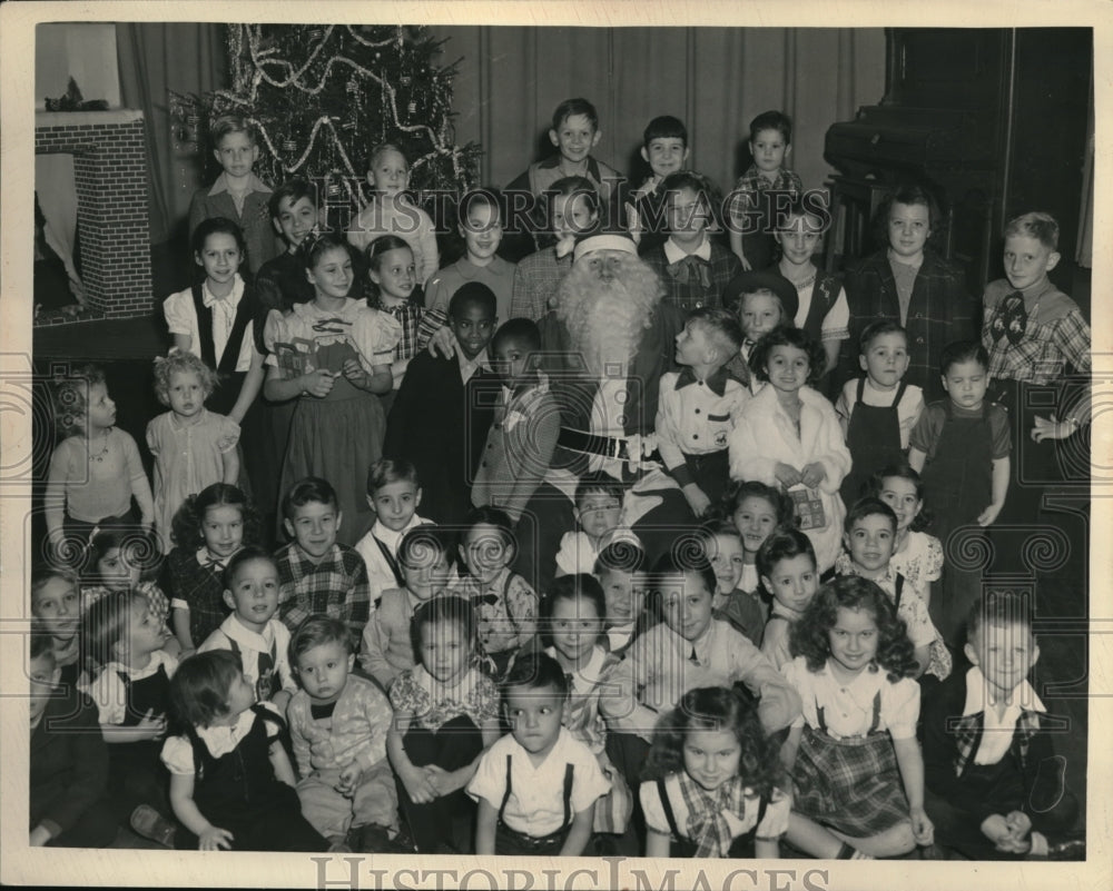 1948 Press Photo Harry Harmon as SAnta & kids of Walmett Bolt Co employees - Historic Images