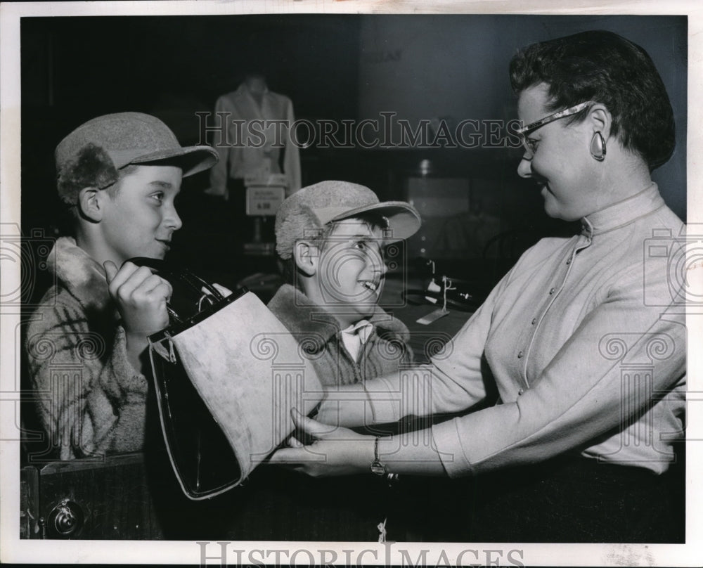 1957 Press Photo Christmas Shoppers Richard Kenneth Brunswick Eleanor H Hummel - Historic Images
