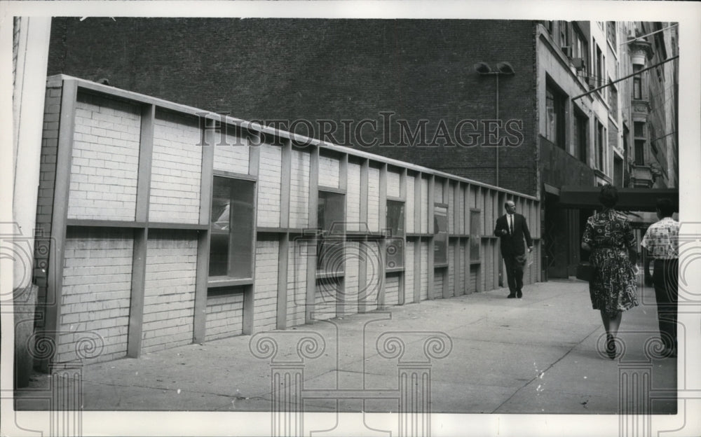 1961 Press Photo NYC  fancy wall built around parking lot - Historic Images