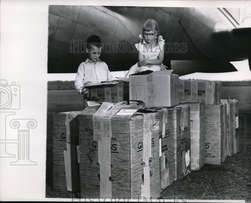 1953 Press Photo Children looking at syringes to be used in &quot;Operation Lollipop&quot; - Historic Images