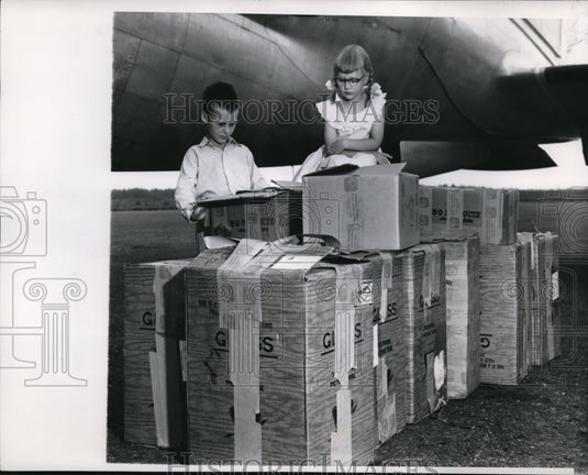 1953 Press Photo Children looking at syringes to be used in "Operation Lollipop" - Historic Images