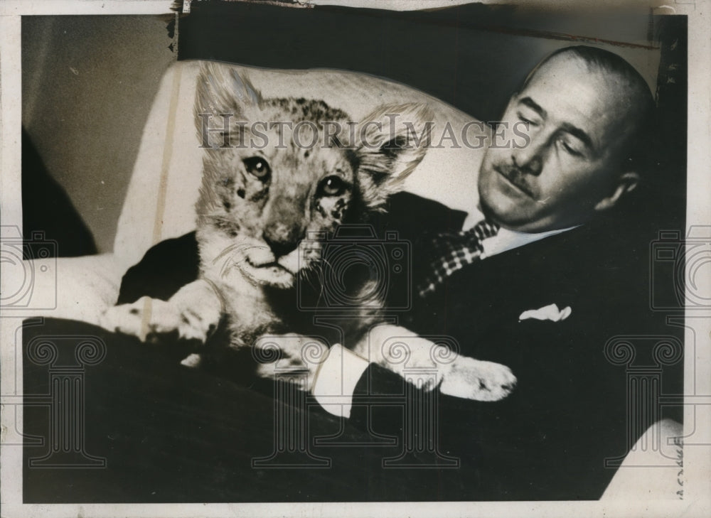 1938 Press Photo Capt. Ronald C. Stout with a cheetah - Historic Images