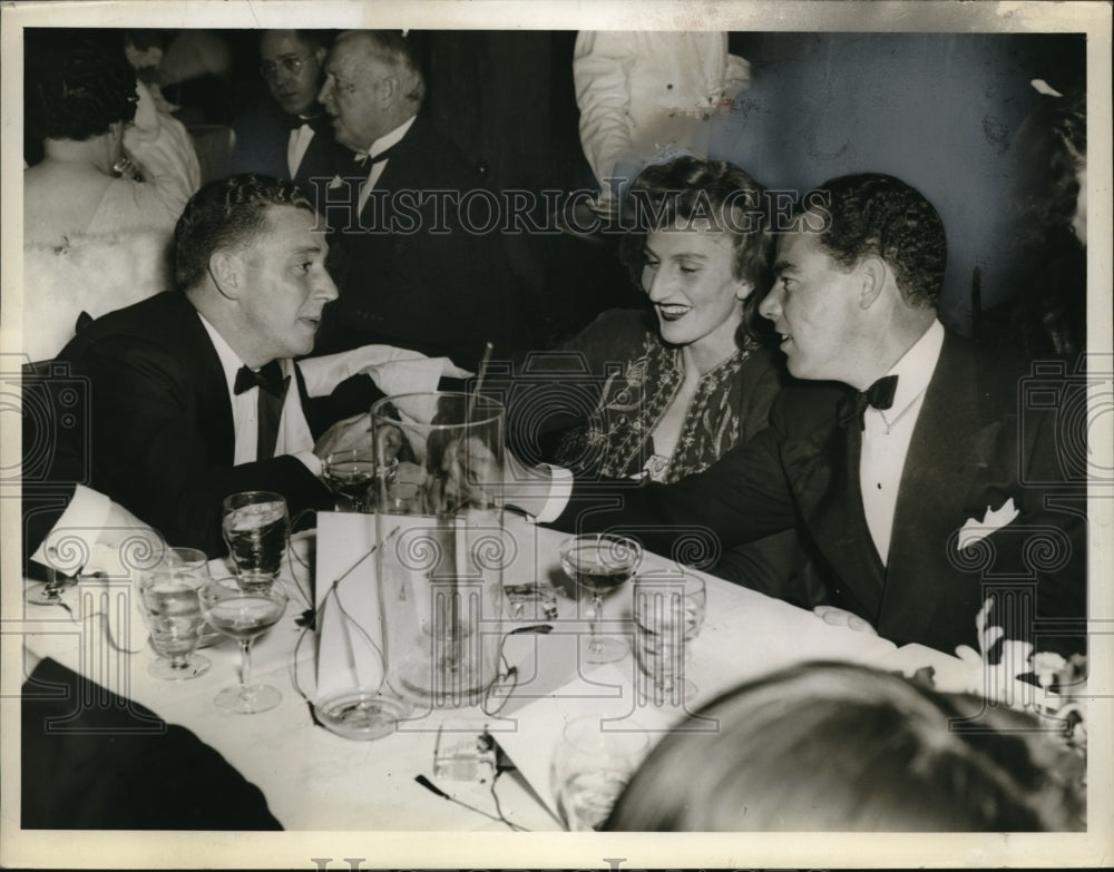 1940 Press Photo Having a dinner party at the Sands Point Bath Club - Historic Images