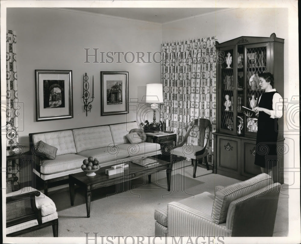 1960 Press Photo A woman in the living room of her home - Historic Images