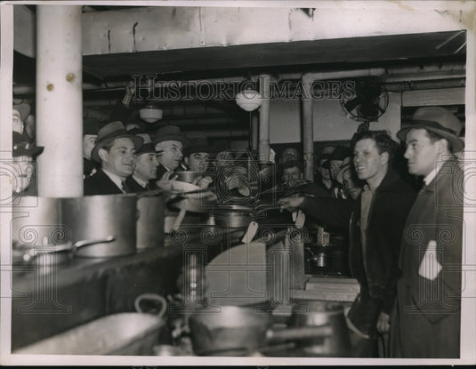 1935 Press Photo Buyers look at utensils in a kitchen for auction - Historic Images