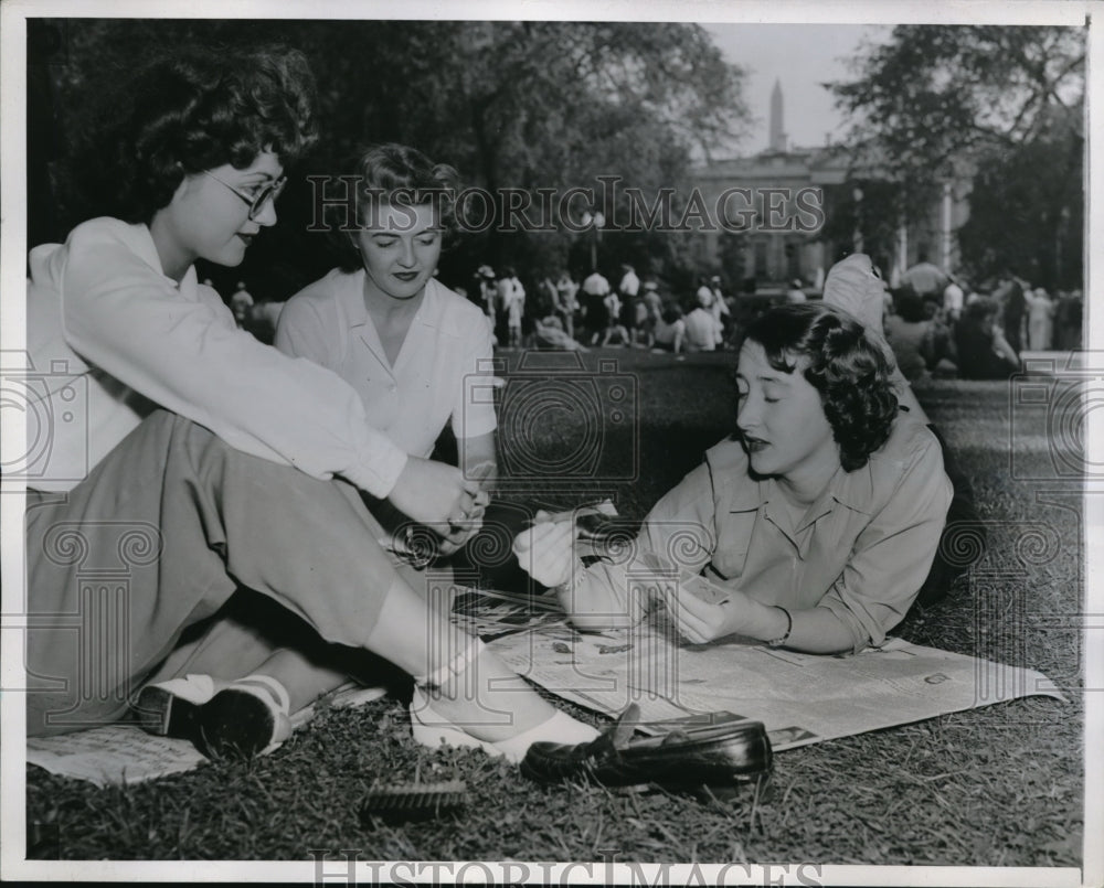 1945 Press Photo Wash DC V Fischetti,H Ford,N Phaneuf playing cards in DC - Historic Images