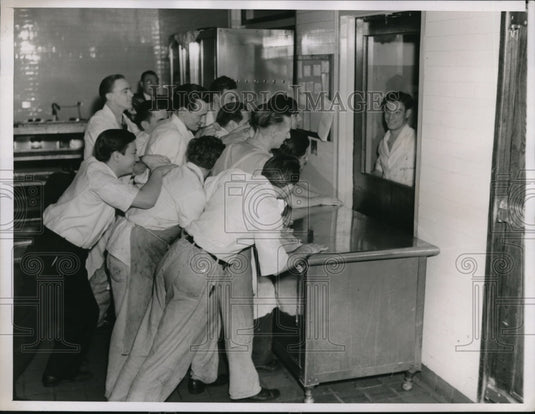 Press Photo Barricade Squad in Hospital Kitchen in Hospital Strike Brooklyn - Historic Images