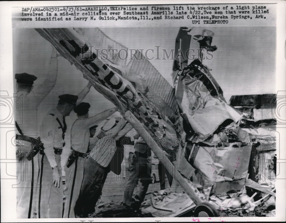 1961 Press Photo Police and firemen lift the wreckage of a light plane - Historic Images