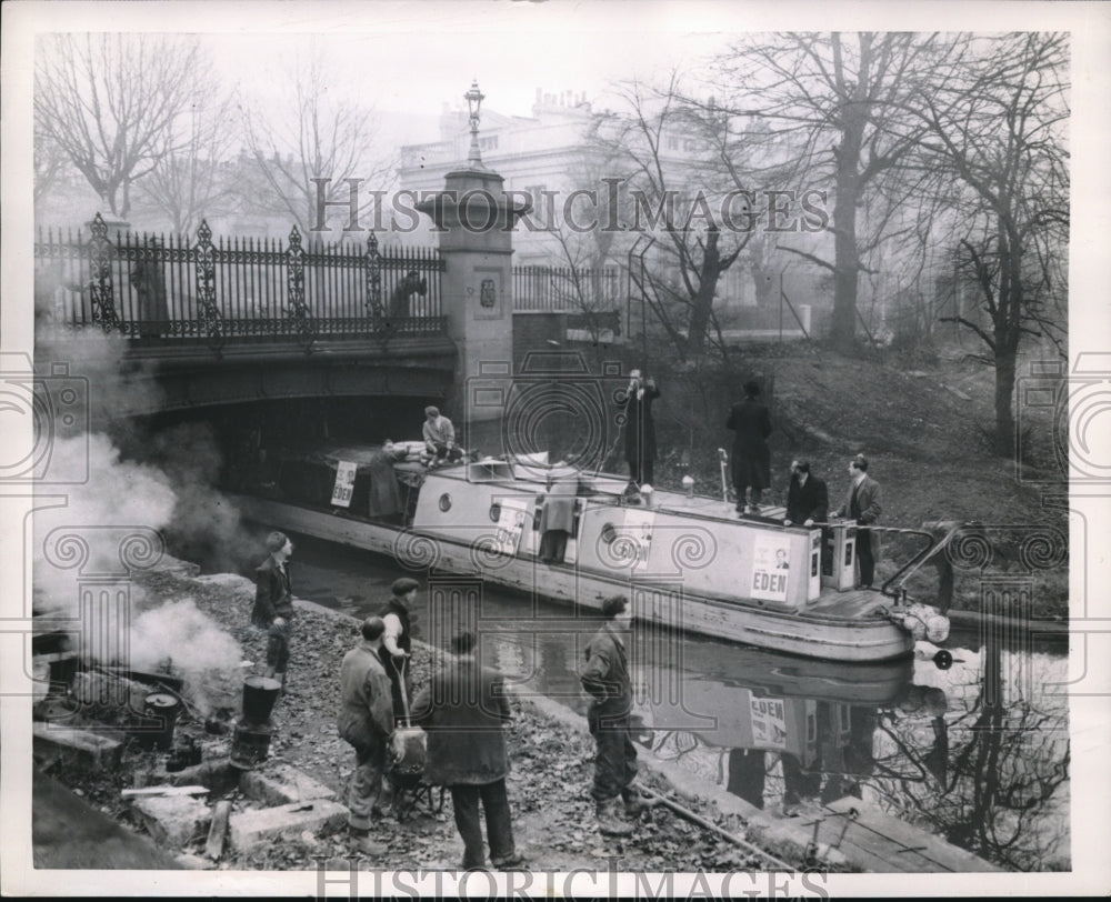 1953 John Eden unorthodox electioneering tour down Grand Union Canal - Historic Images