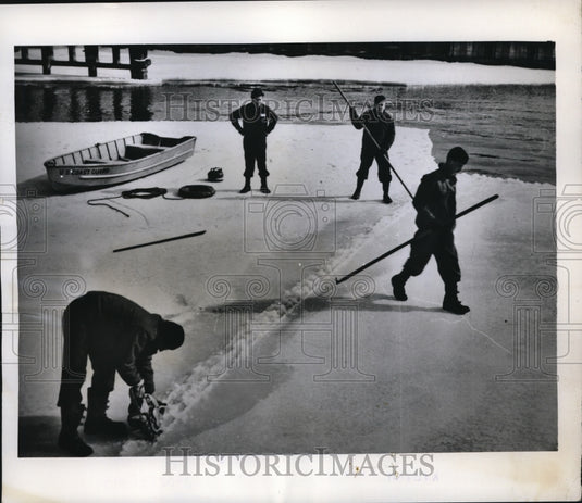 1962 Press Photo Coast Guard men breaking away Ice in Detroit Michigan - Historic Images