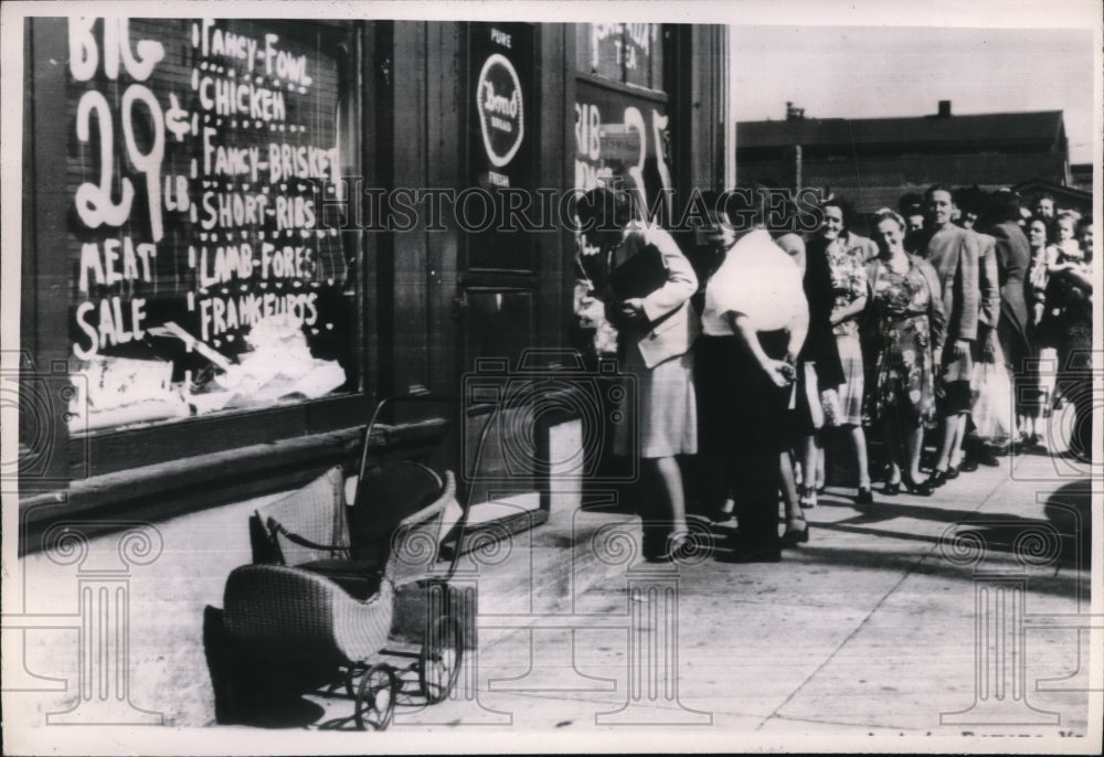 1947 Press Photo Housewives line up outside a meat market - Historic Images