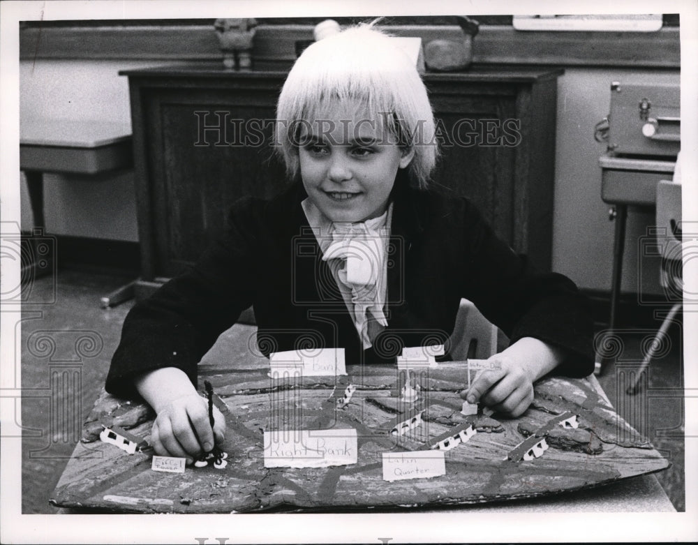 Press Photo Marilyn Hart and her school project on Paris - Historic Images