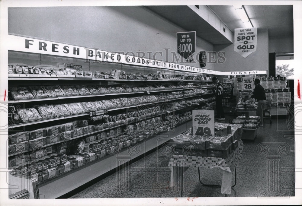 1954 Press Photo Bakery section at Pick-N-Pay Puritas Park Plaza - Historic Images