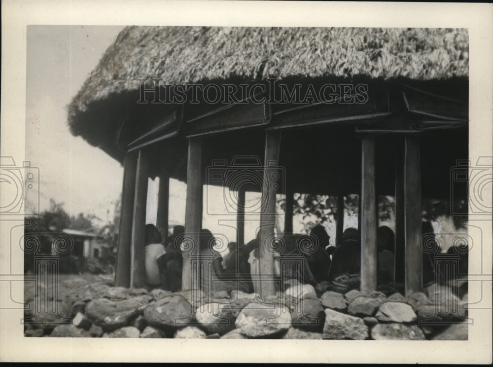 1930 Press Photo Samoans gathered with the committee in a native hut - Historic Images