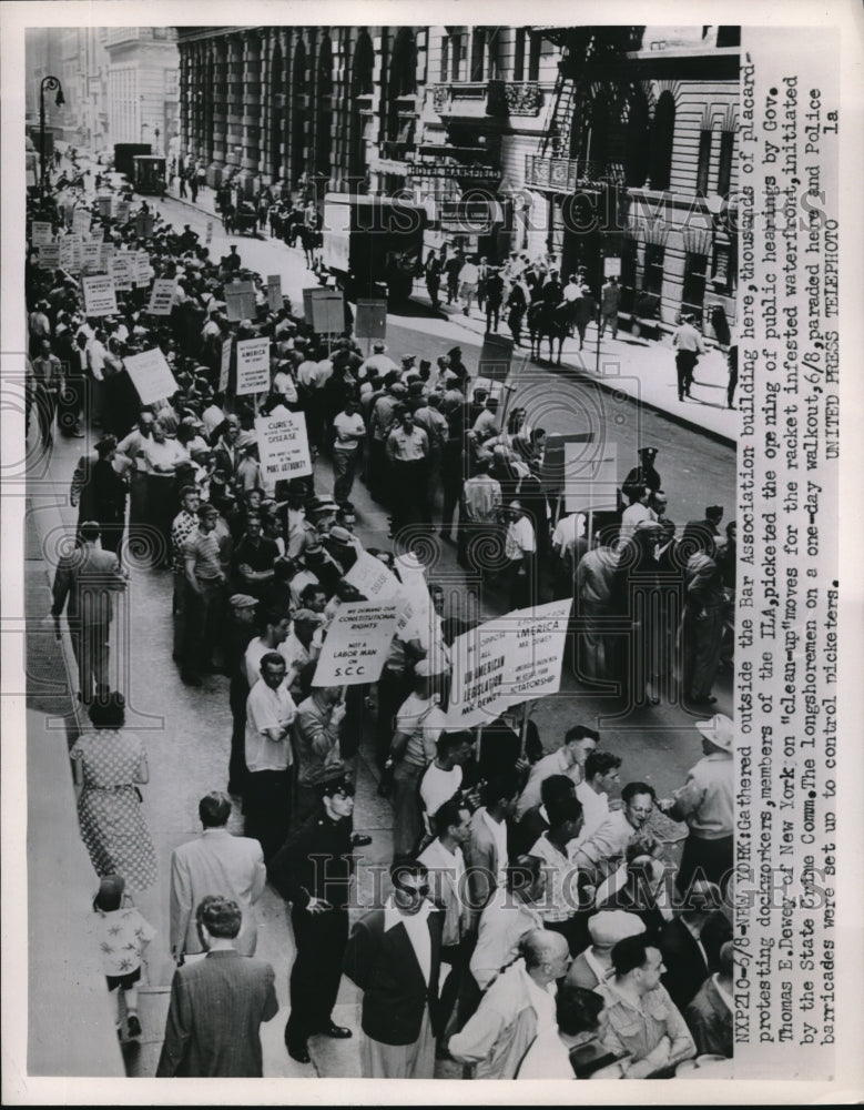 1953 Press Photo Protesting dockworkers outside Bar Association Bldg in New York - Historic Images