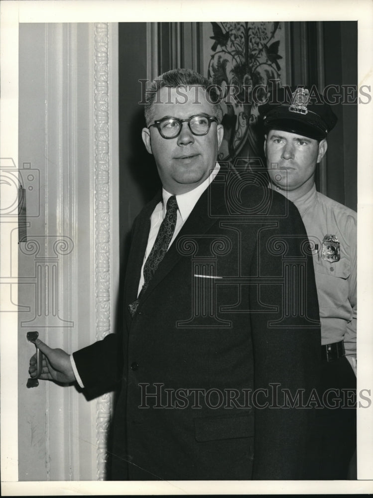 1957 Press Photo State Dept Security Chief Scott Mcleod at meeting - Historic Images