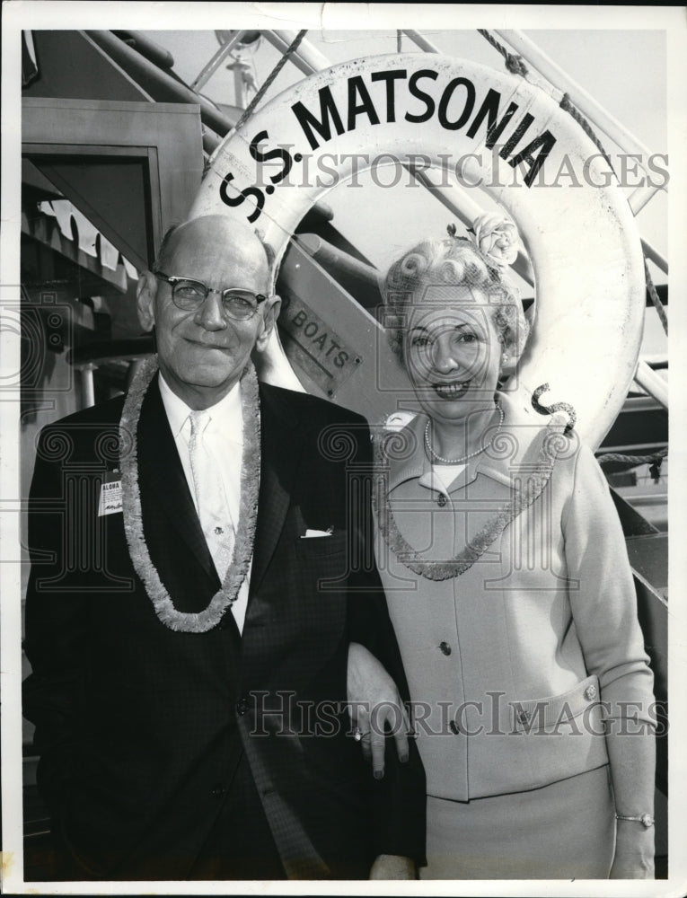 1962 Press Photo Mr &amp; Mrs Douglas MacMillan on SS Matsonia in LA to Honolulu - Historic Images