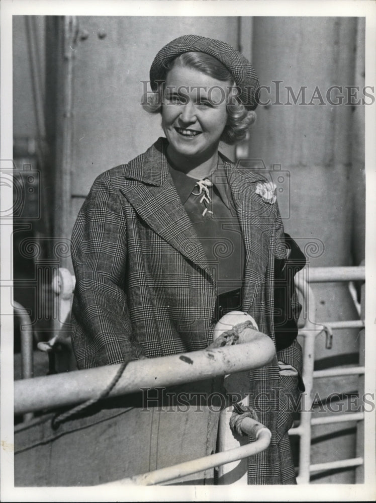 1937 Press Photo Mrs. Greta Molander in New York arrives on S.S. Deutschland - Historic Images