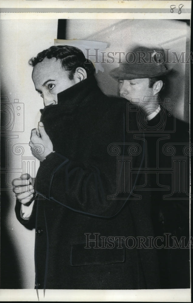 1968 Press Photo Atty. Joel Lee with a federal agent arrested at Kennedy Airport - Historic Images