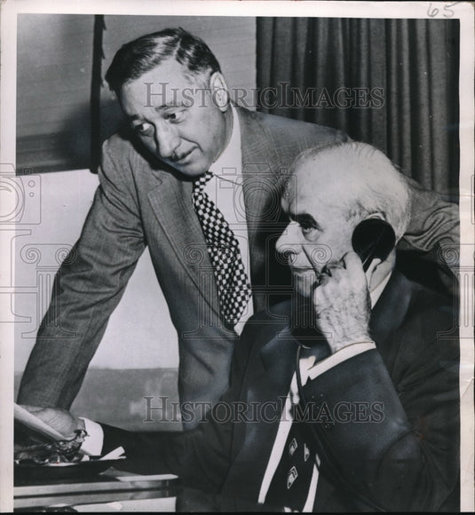 1952 Press Photo Pres. Murray giving a strike order after Court voided seizure - Historic Images
