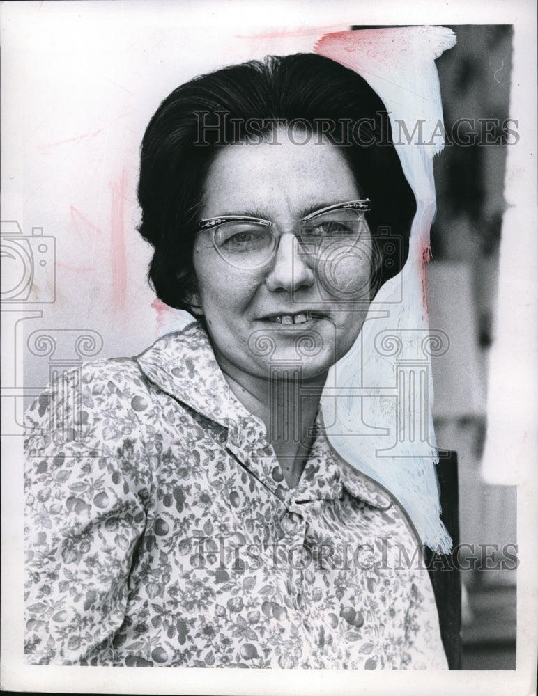 Press Photo Mrs. Ray Dunmire of Beman Avenue Cleveland Ohio - Historic Images