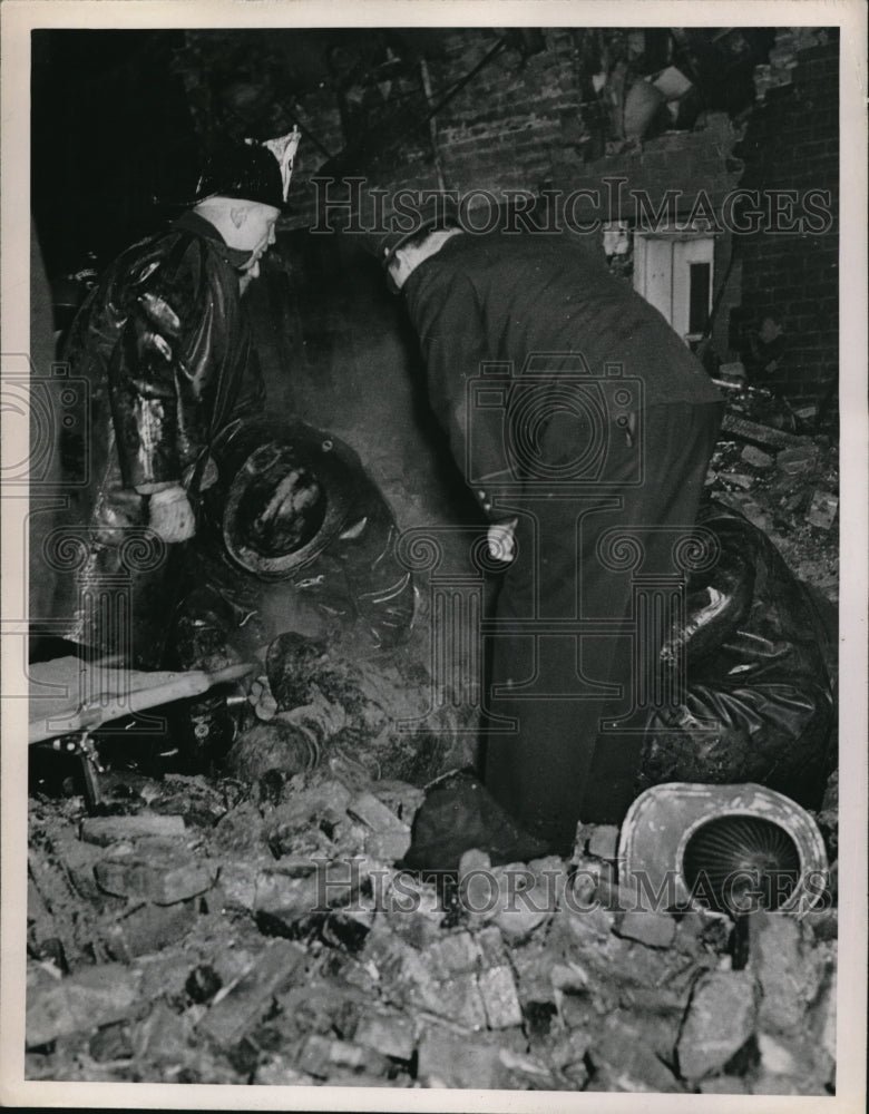 1948 Press Photo Collapsed brick building - fire rescue team uncover firefighter - Historic Images