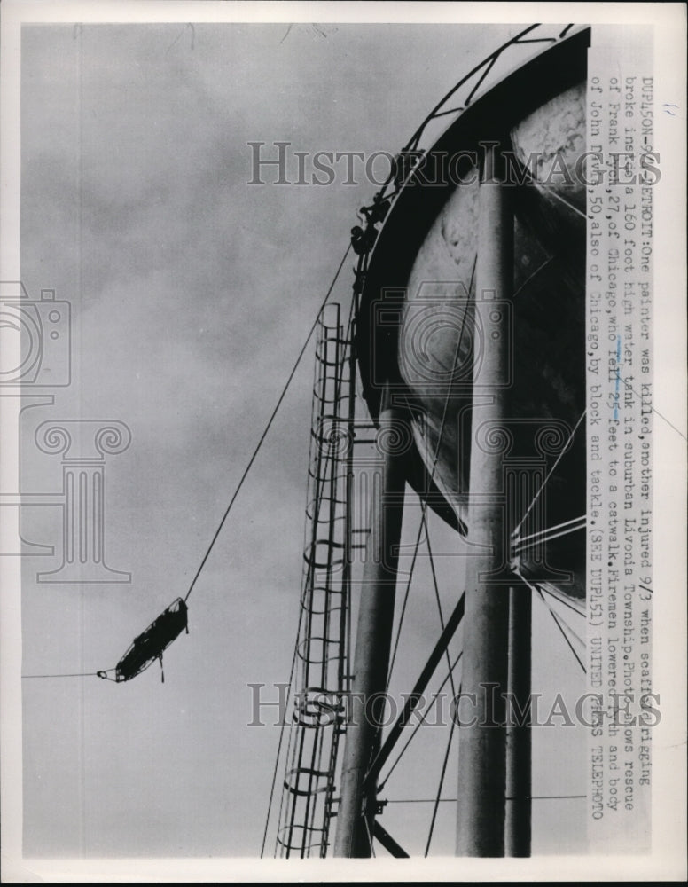 1962 Press Photo Detroit Mich painter fallen &amp; hanging from water tower - Historic Images