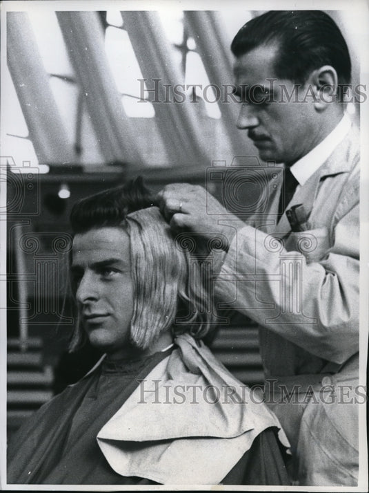 1960 Press Photo Wig picking for customer at Int'l Coiffure Festival in Paris - Historic Images