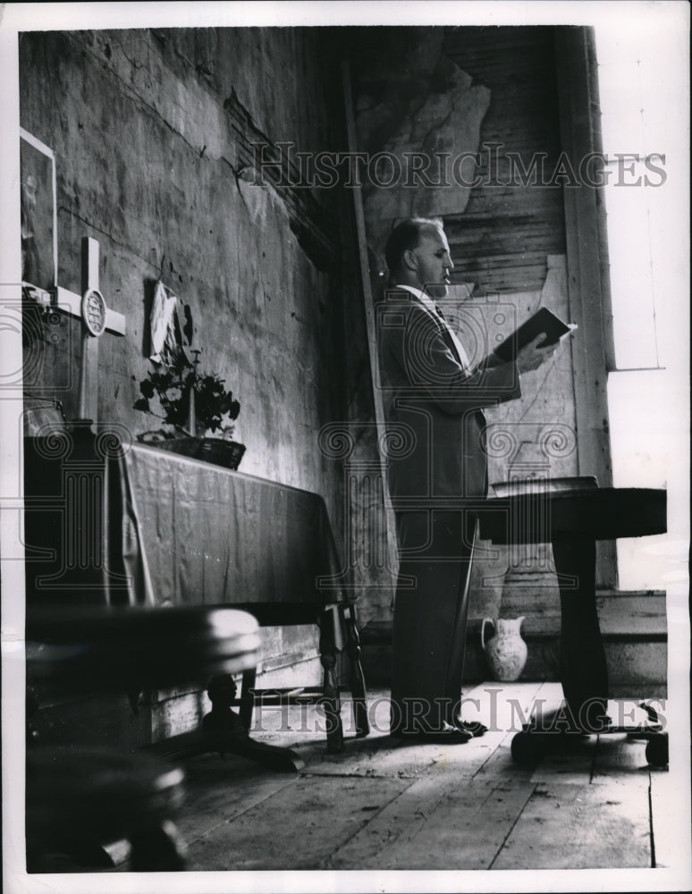 1955 Press Photo Rev. Richard Moore holds service after 15 years in Walton - Historic Images