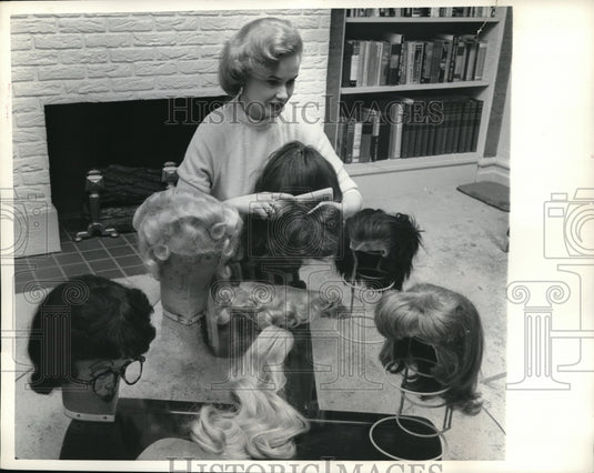1957 Press Photo Freda takes care of wigs at Manhattan home - Historic Images