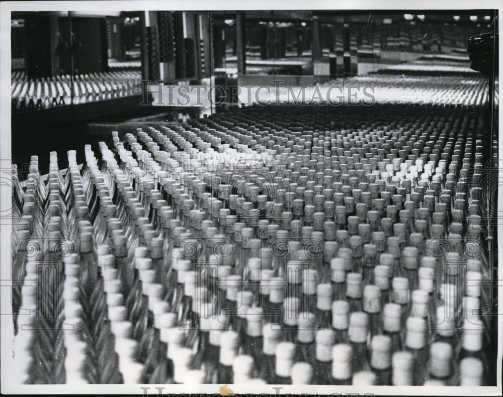 1960 Press Photo London England mirrors at wine center muliply 12 bottles - Historic Images