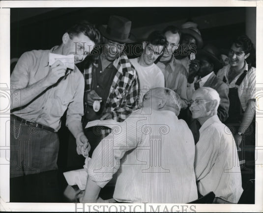 1949 Chicago Theodore Kluge & last paychecks as steelworkers strike - Historic Images